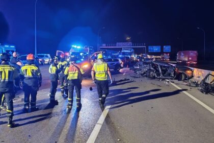 Imagen de un vehículo de bomberos en el lugar de un accidente de tráfico en Villa de Vallecas