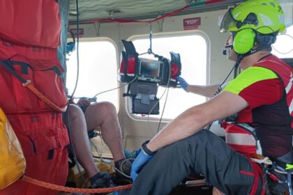 Un helicóptero de rescate en acción para salvar al senderista de 71 años