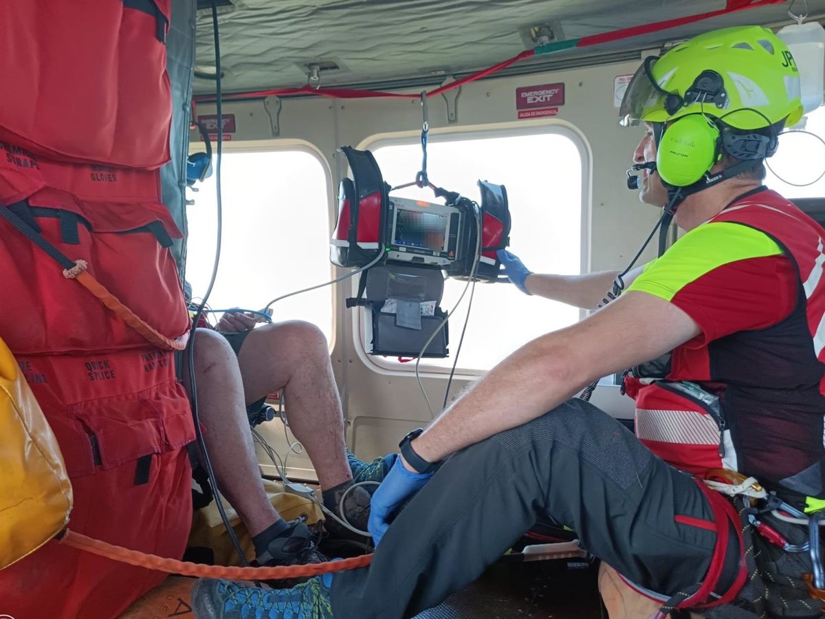 Un helicóptero de rescate en acción para salvar al senderista de 71 años