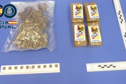Imagen de una mano sosteniendo un paquete con drogas