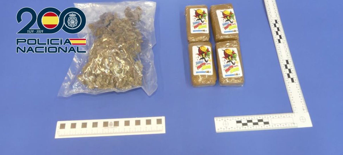 Imagen de una mano sosteniendo un paquete con drogas
