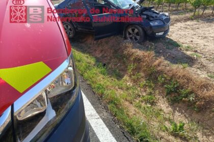 Vehículo accidentado en una carretera con daños tras salida de vía