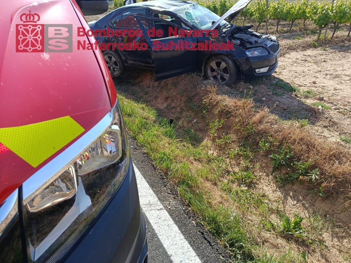 Vehículo accidentado en una carretera con daños tras salida de vía