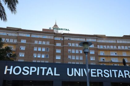 Cuatro heridos tras la salida de vía de un vehículo en la A-8100 a la altura de Carmona (Sevilla)