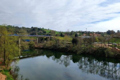 Un río con corriente fuerte cerca de donde se produjo el suceso en el río Saja