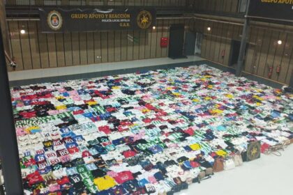 Imagen de agentes de la Policía Local de Sevilla en una operación de control de manteros