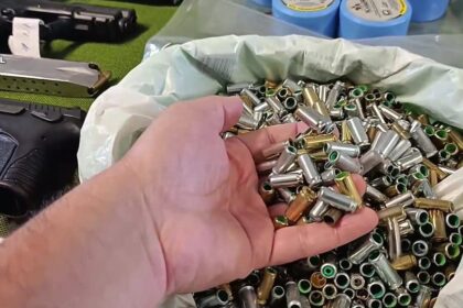 Imagen de armas de fuego y cocaína incautadas en una operación policial