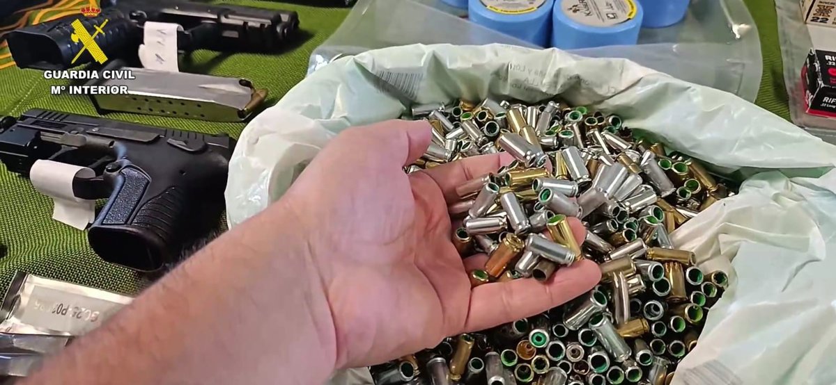 Imagen de armas de fuego y cocaína incautadas en una operación policial
