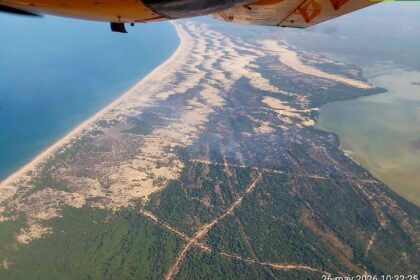 Imagen de un incendio forestal en Doñana con bomberos trabajando en la extinción