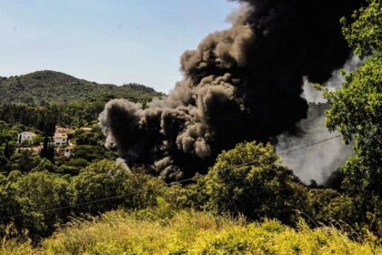 Imagen de un incendio forestal en una nave industrial de Òrrius