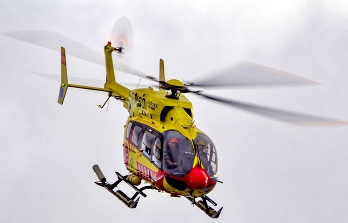 Imagen de un helicóptero de rescate en acción en el mar