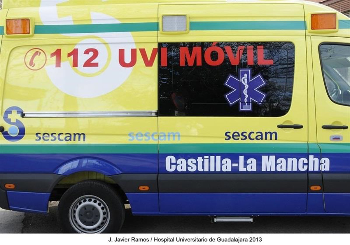 Imagen de un hombre siendo atendido por paramédicos tras una caída