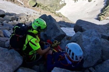 Imagen de un helicóptero de rescate en el pico Almanzor con los heridos
