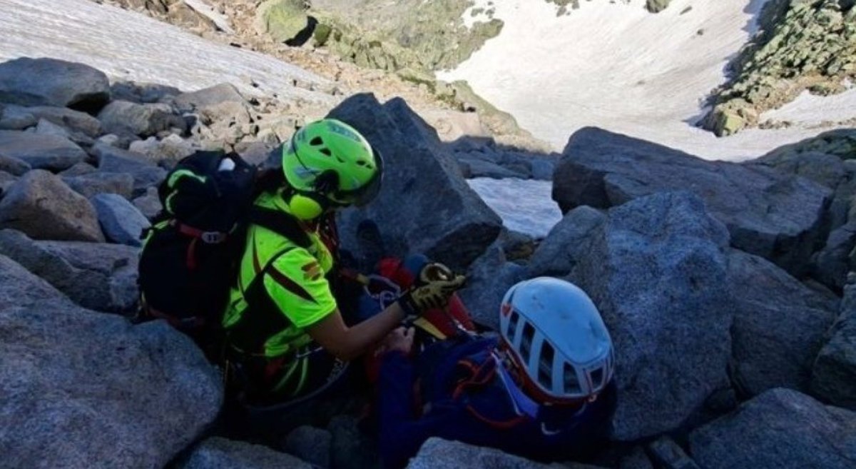 Imagen de un helicóptero de rescate en el pico Almanzor con los heridos