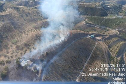 Helicóptero ligero sobrevolando zona de incendio forestal en Vélez-Málaga