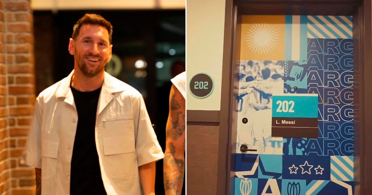 Lionel Messi sonriendo en su habitación de hotel con el número 202 en la puerta