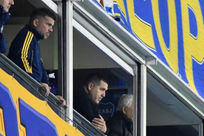 Juan Román Riquelme observa un partido de Boca Juniors desde su palco