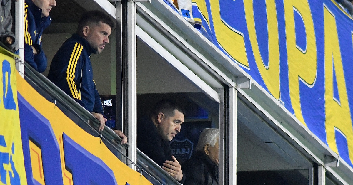 Juan Román Riquelme observa un partido de Boca Juniors desde su palco
