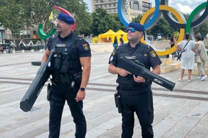 Imagen de un dron siendo abatido por un rifle antidrones en una zona restringida