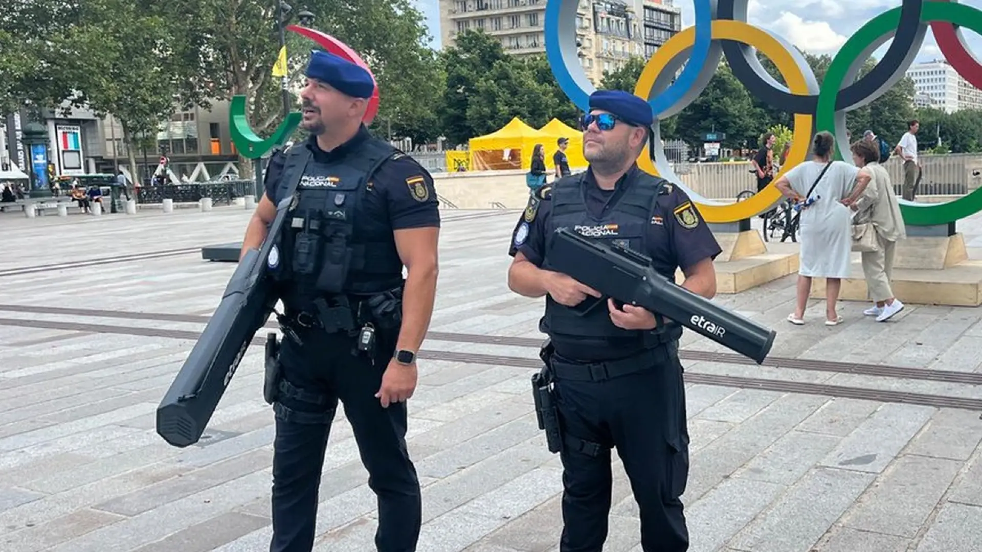 Imagen de un dron siendo abatido por un rifle antidrones en una zona restringida