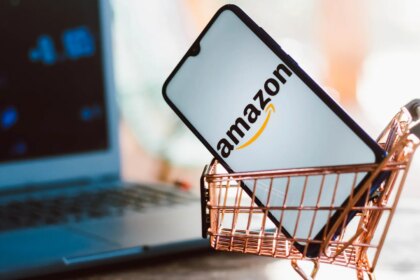 Una persona sosteniendo un paquete de Amazon con una expresión de alivio al poder añadir artículos a su pedido