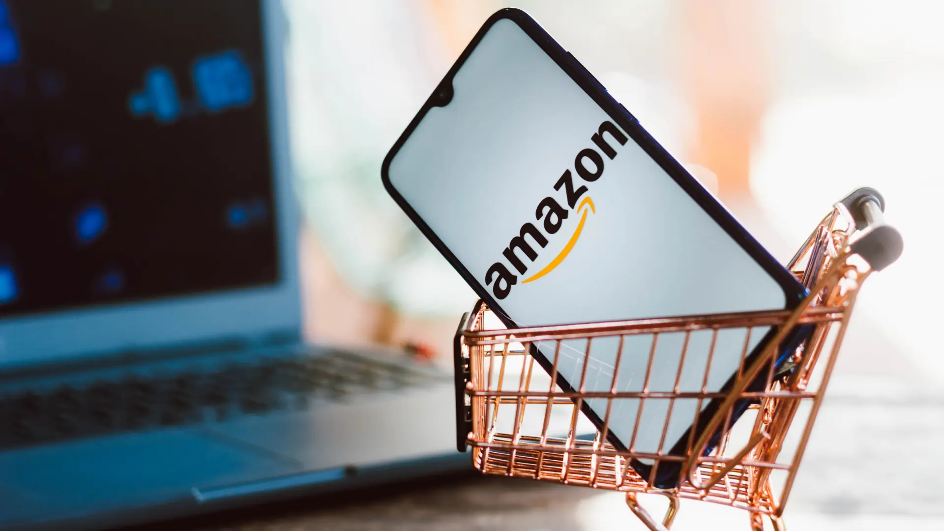 Una persona sosteniendo un paquete de Amazon con una expresión de alivio al poder añadir artículos a su pedido