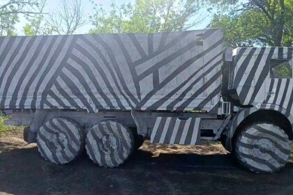 Vehículos rusos con rayas de cebra del camuflaje Dazzle en el frente de Ucrania