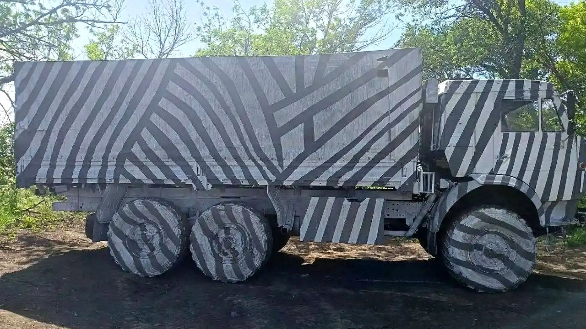 Vehículos rusos con rayas de cebra del camuflaje Dazzle en el frente de Ucrania