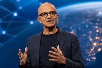 Satya Nadella en un evento hablando sobre empatía y liderazgo en Microsoft