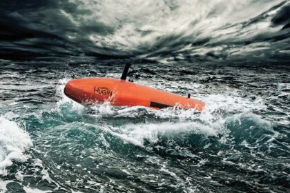 Dron submarino Hugin Superior descendiendo en la oscuridad abisal con tecnología sonar