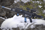 Imagen de una impresora 3D creando un fusil 'fantasma' en un entorno oscuro y clandestino