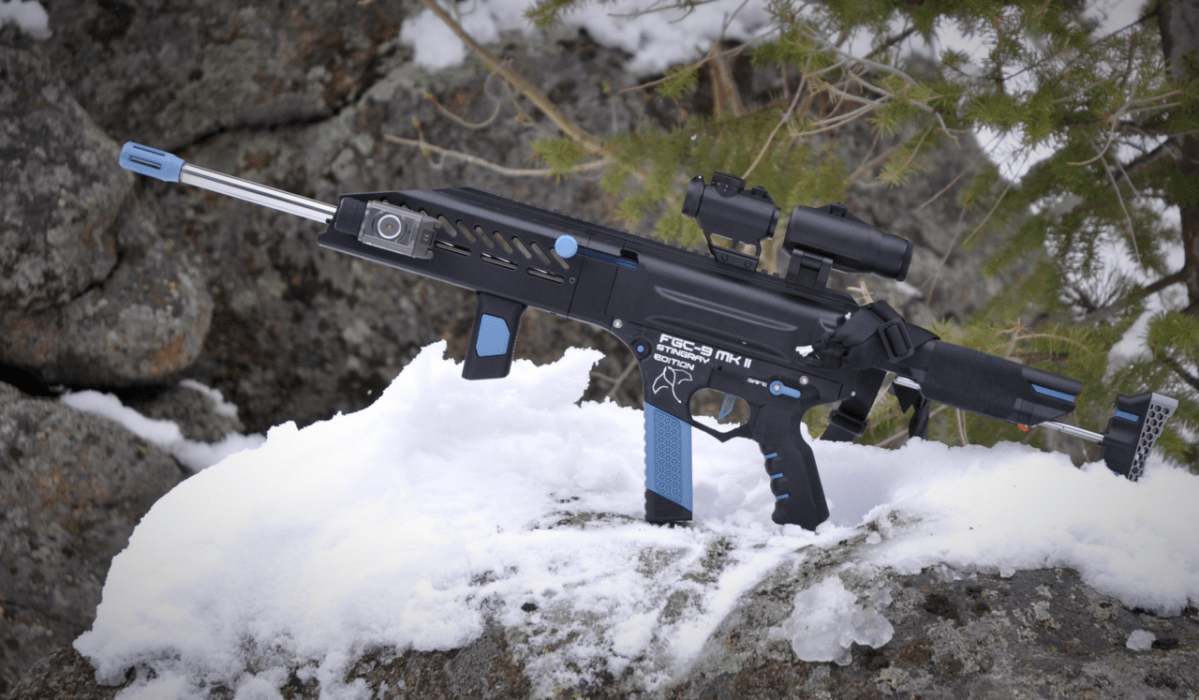 Imagen de una impresora 3D creando un fusil 'fantasma' en un entorno oscuro y clandestino