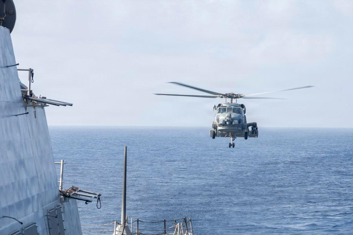 Imagen de una zona militar en el Golfo Pérsico con banderas de Estados Unidos e Irán