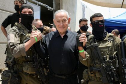 Donald Trump y Benjamin Netanyahu en una imagen de archivo, con un fondo de tensión en Oriente Medio