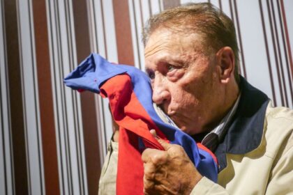 José 'Nene' Sanfilippo con la camiseta de San Lorenzo, un ídolo del fútbol argentino