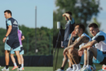 Jugadores de la Selección en entrenamiento con atención en los lesionados