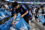 Aficionados japoneses recogiendo basura en el estadio tras un partido, ejemplo de respeto colectivo
