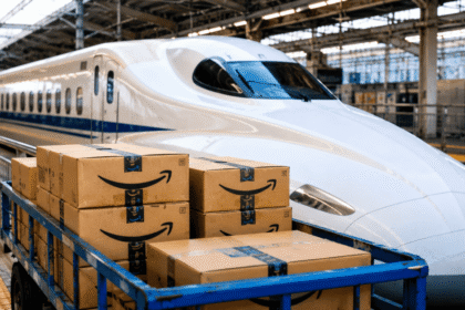 Cajas de Amazon en un tren Shinkansen viajando a alta velocidad por Japón