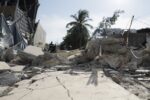 Imagen de una zona devastada por el terremoto en Filipinas con escombros y personas afectadas