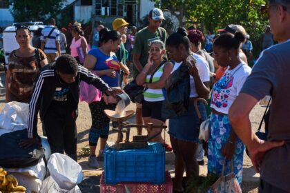 Imagen de ayuda humanitaria en Cuba con contenedores de alimentos y medicinas
