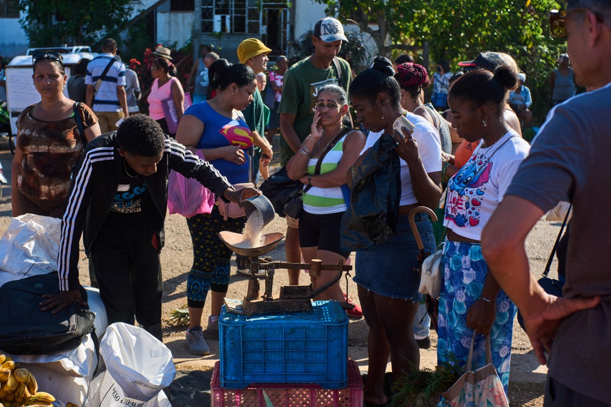 Imagen de ayuda humanitaria en Cuba con contenedores de alimentos y medicinas