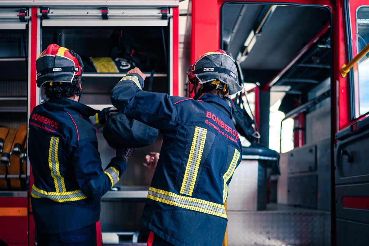 Imagen de un incendio en una vivienda de Boadilla del Monte siendo sofocado por bomberos
