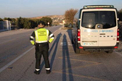 Un camión en la carretera A-4 con luces de emergencia encendidas