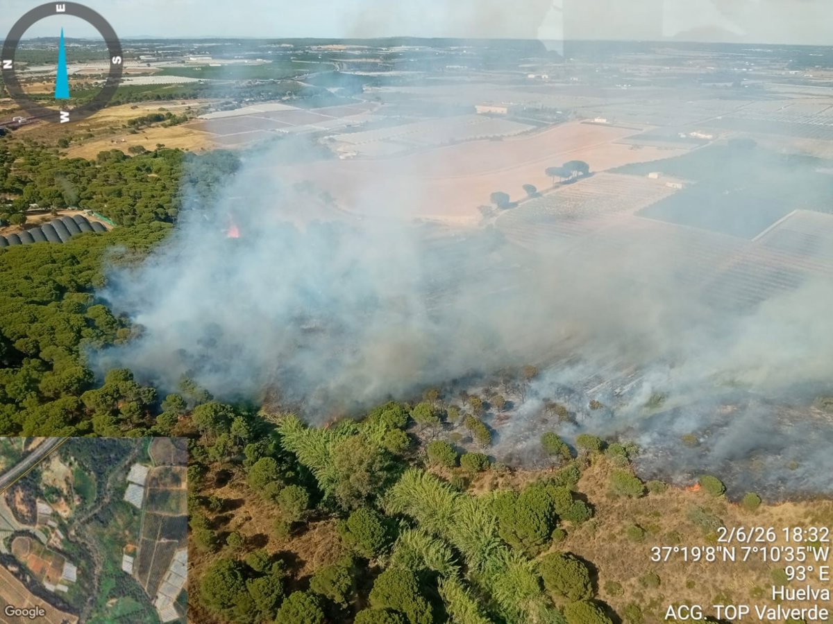 Un vehículo semipesado y medios aéreos anfibios listos para combatir el incendio en Cartaya