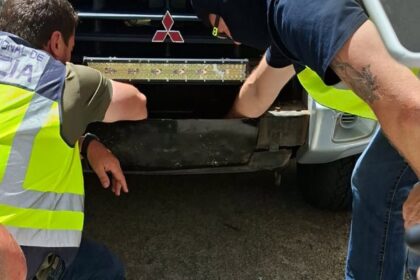 Imagen de una operación policial con agentes de la Policía Nacional en un taller de Narón