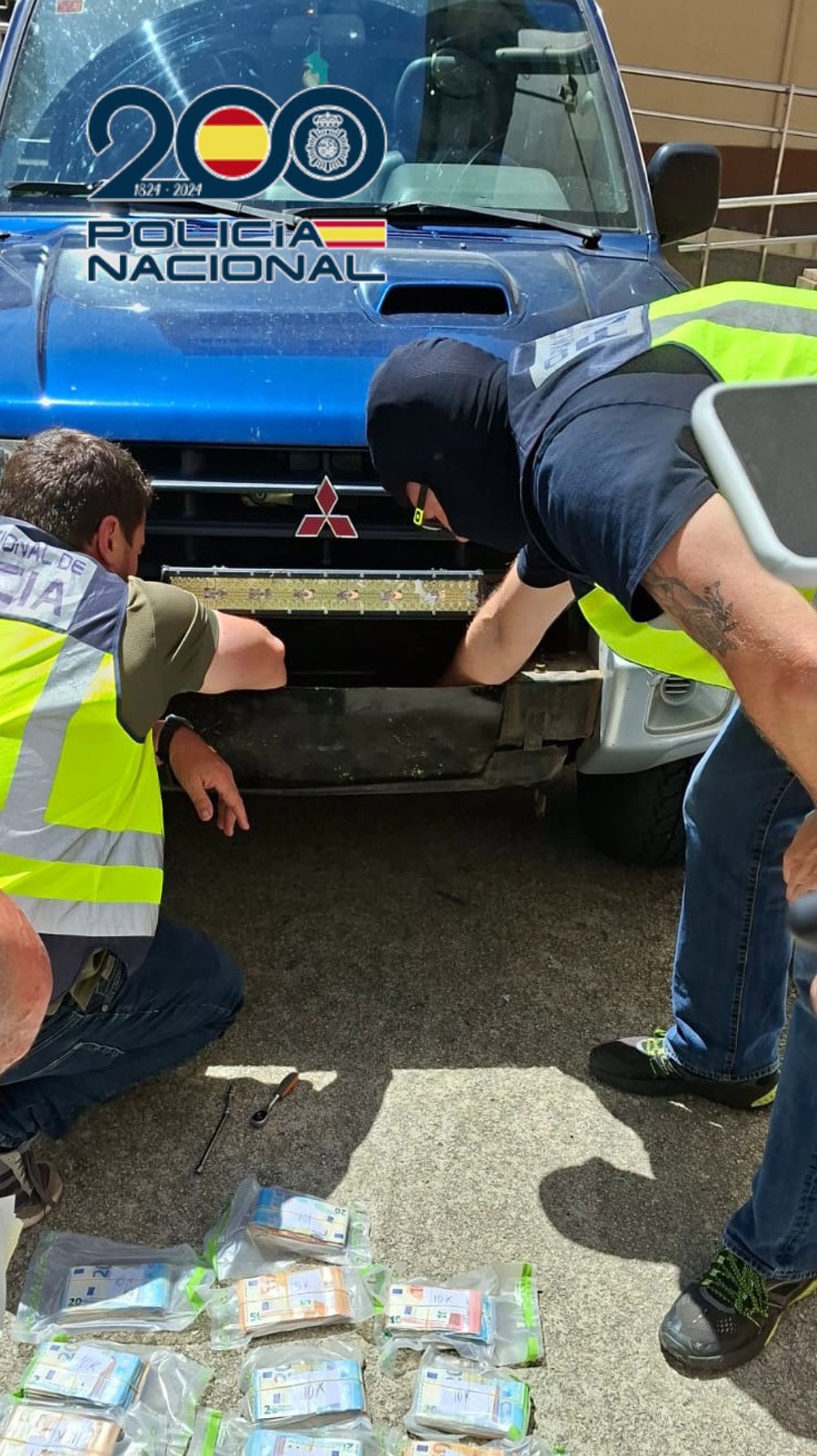 Imagen de una operación policial con agentes de la Policía Nacional en un taller de Narón