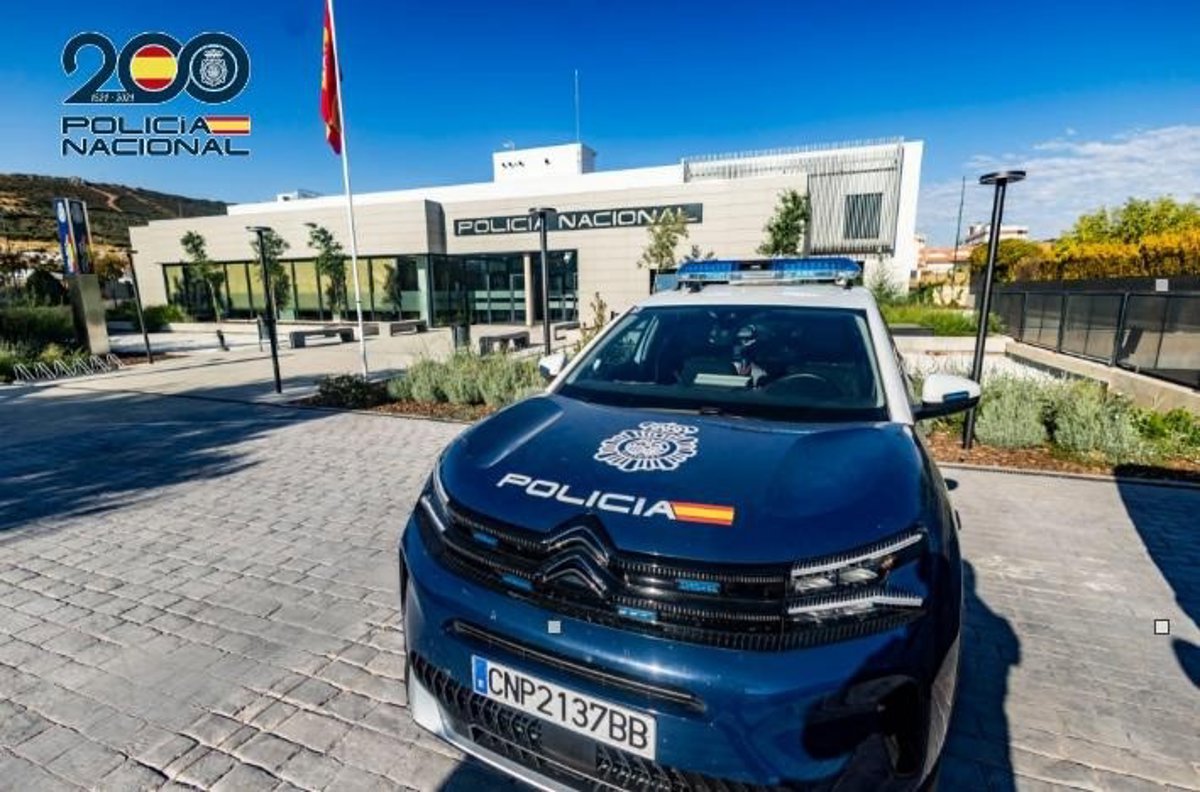 La Policía Nacional con un vehículo con la rueda pinchada en El Ejido
