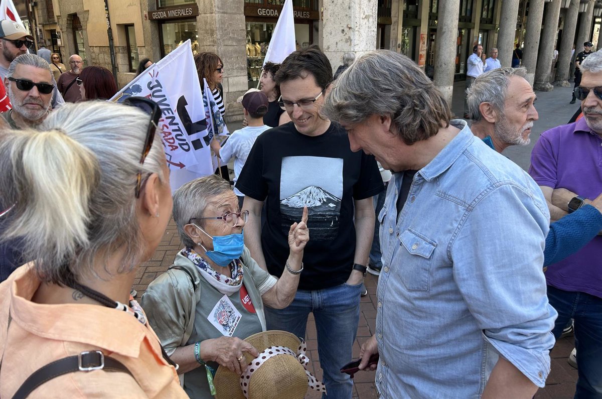 Carlos Martínez habla en una manifestación 'Por una vivienda digna' en Valladolid