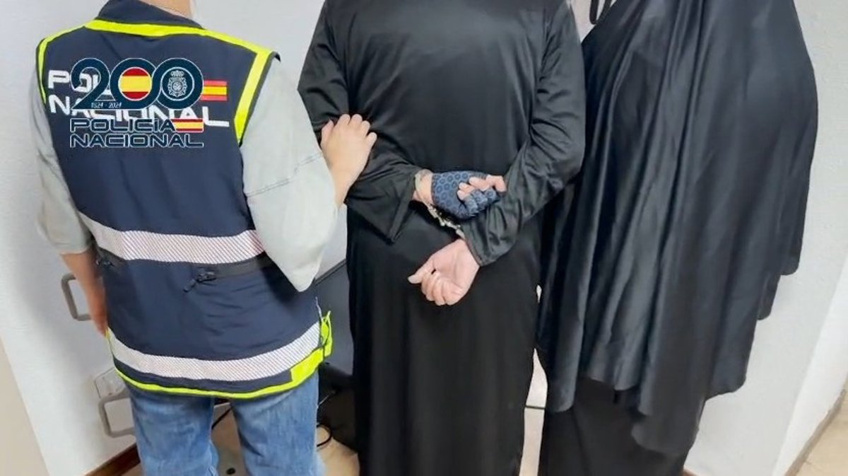 Imagen de una joyería con policías en el exterior y agentes de policía judicial en la entrada