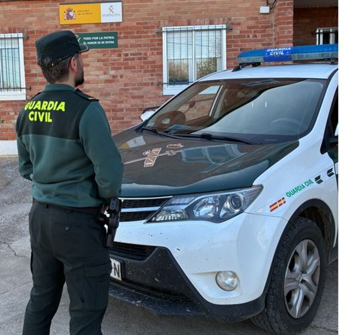 Máquina troqueladora en taller clandestino de Valladolid fabricando matrículas falsas para delincuentes